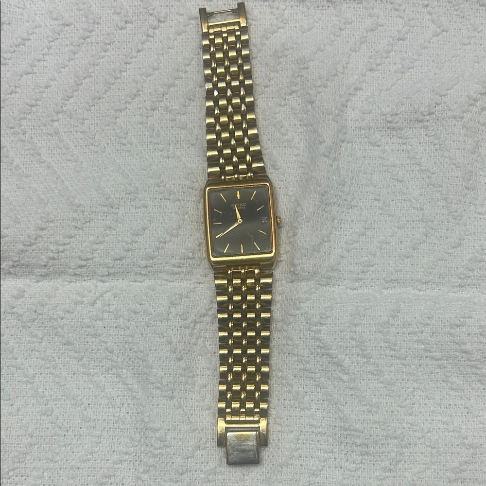 Seiko Gold and Black Men's Watch includes date